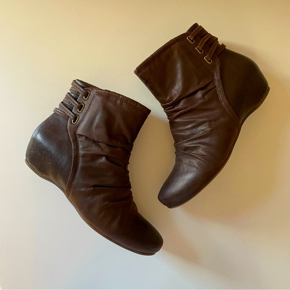 Baretraps, Slouchy Style Brown Ankle Boots, Textile Upper, Hidden Wedge Heel 8M - Picture 2 of 8
